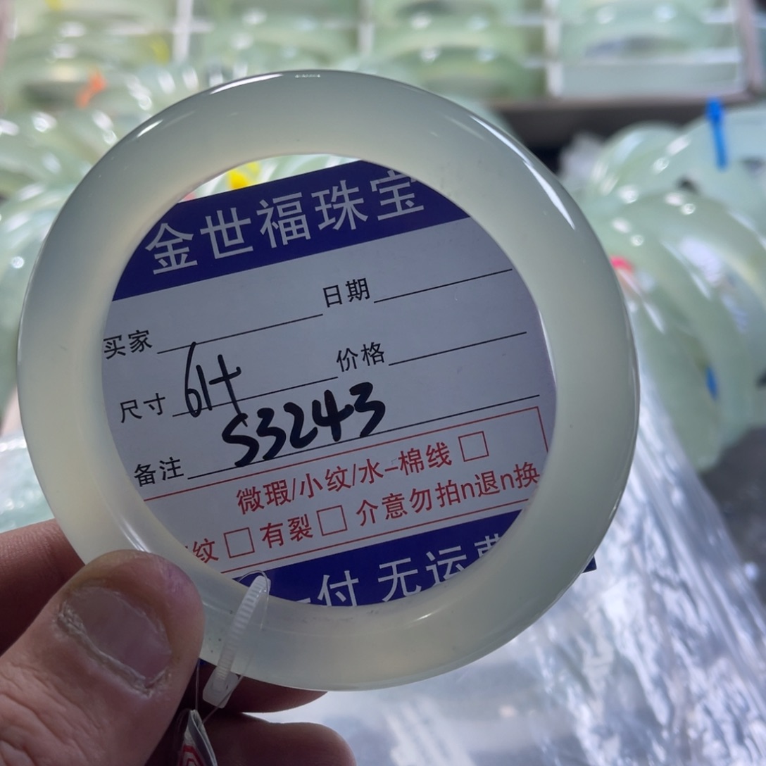 蛇纹石玉颈饰未镶嵌如****?