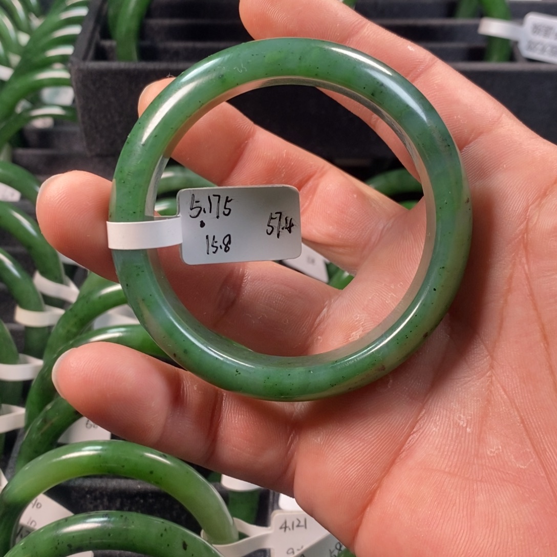 爱***红和田玉（碧玉）未镶嵌手镯微瑕