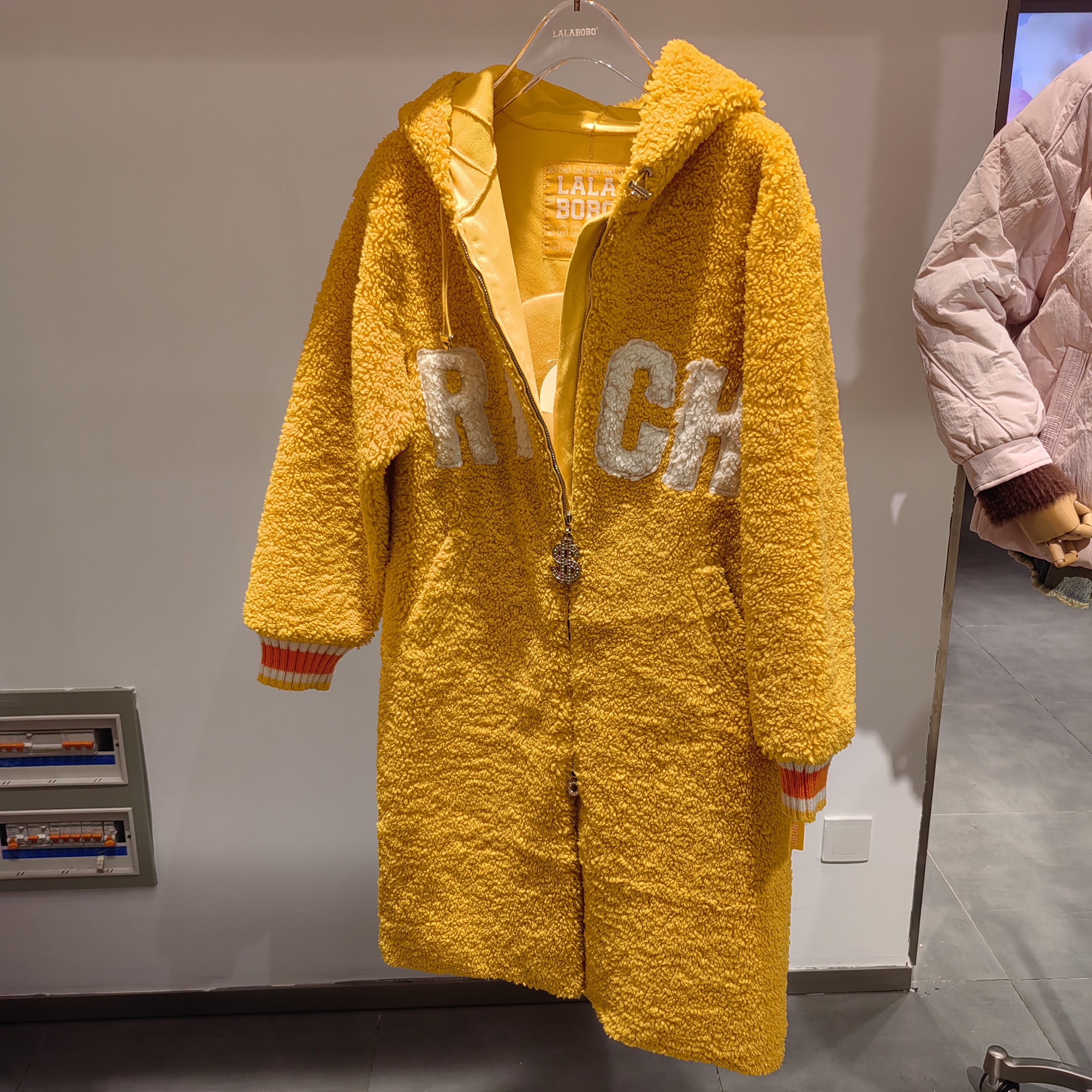 南京【尾货不退不换】LABO连帽字母图案毛绒外套D19C-WWRW11