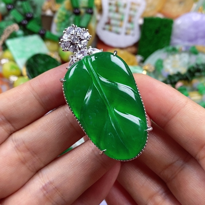 翡翠未镶嵌吊坠(赠链)牛*