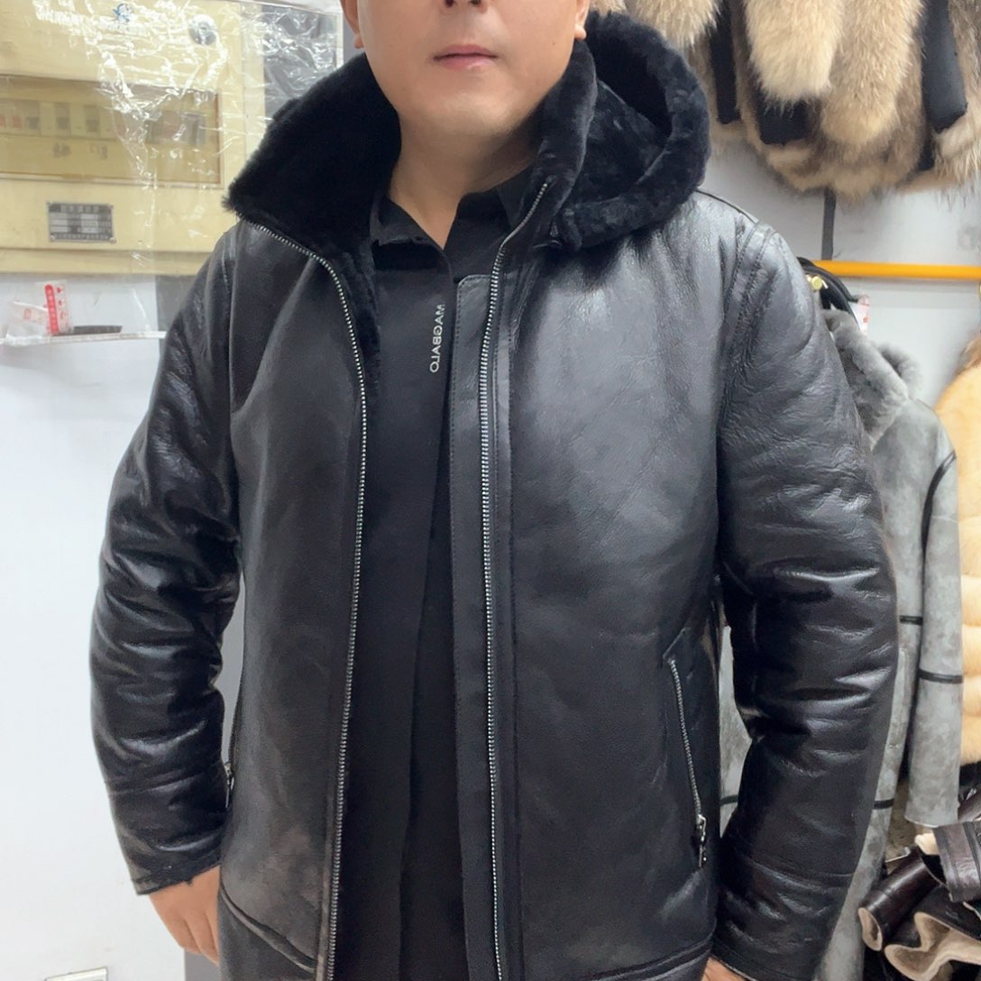 黑色帽款皮毛一体