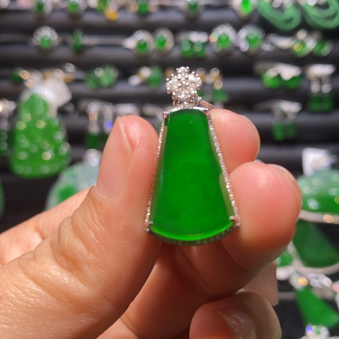 翡翠颈饰18K金镶嵌天然翡翠