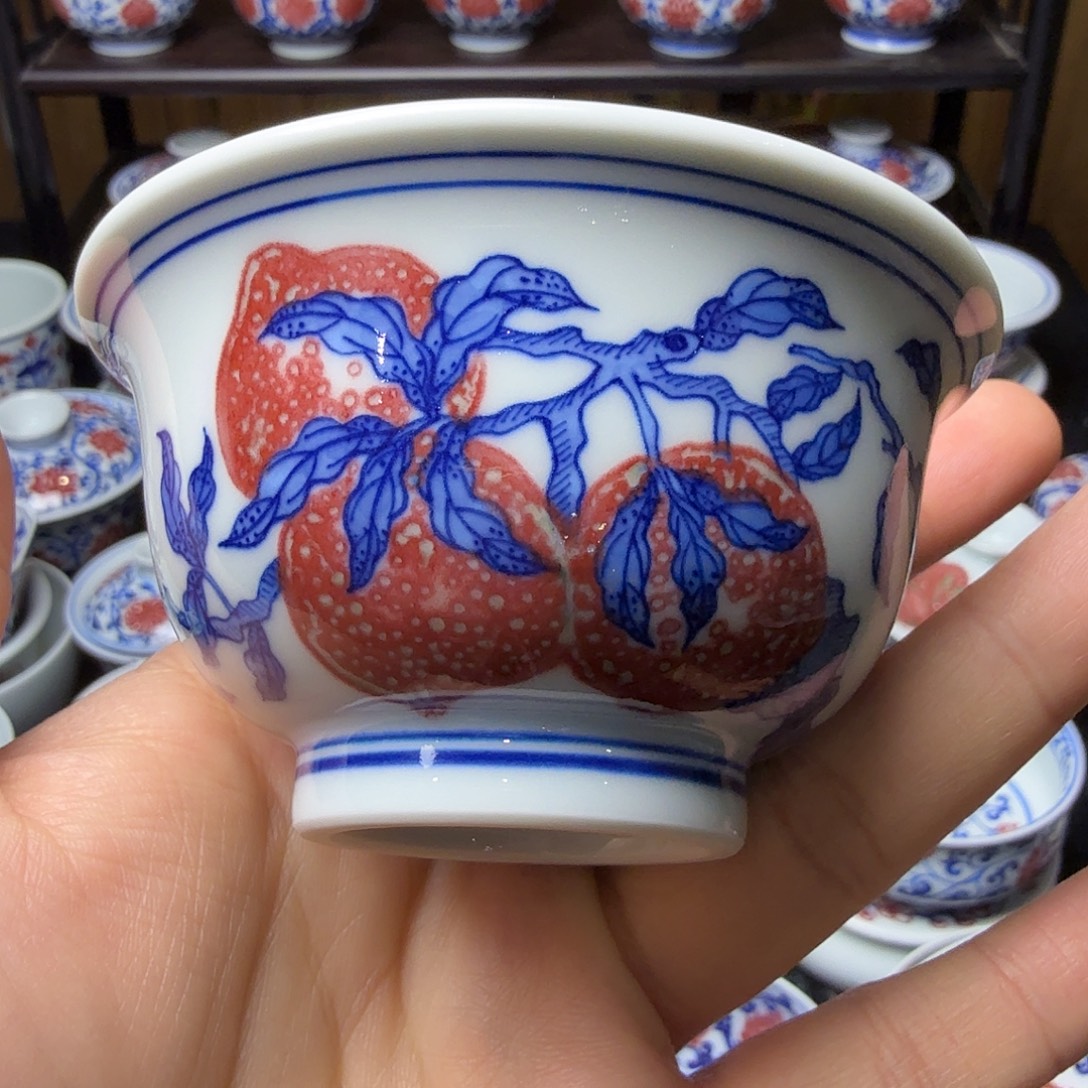 青花釉里红桃子压手杯沿口微瑕