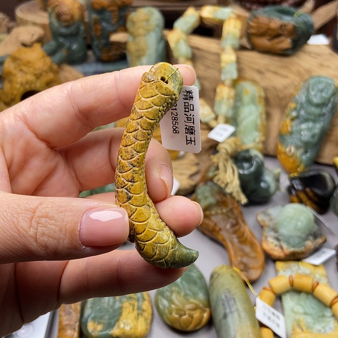 岫岩河磨玉（透闪石质玉）挂坠未镶嵌