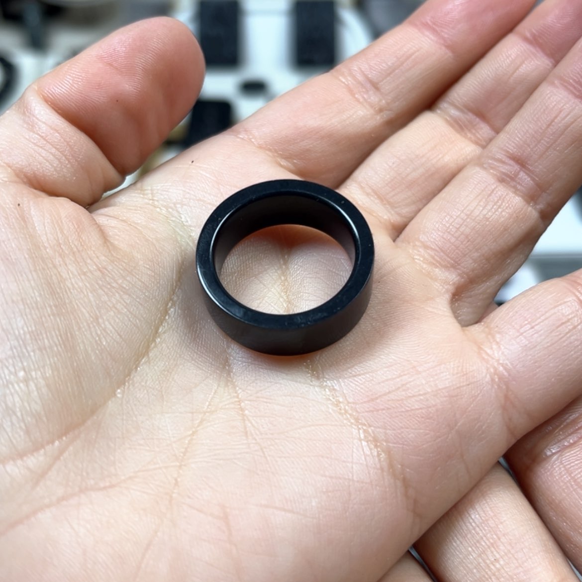 【闪购商品】和田玉（墨玉）戒指毛孔未镶嵌打****！