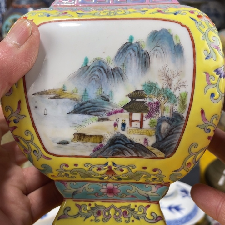 梦*者粉彩瓶子。看看咯来咯