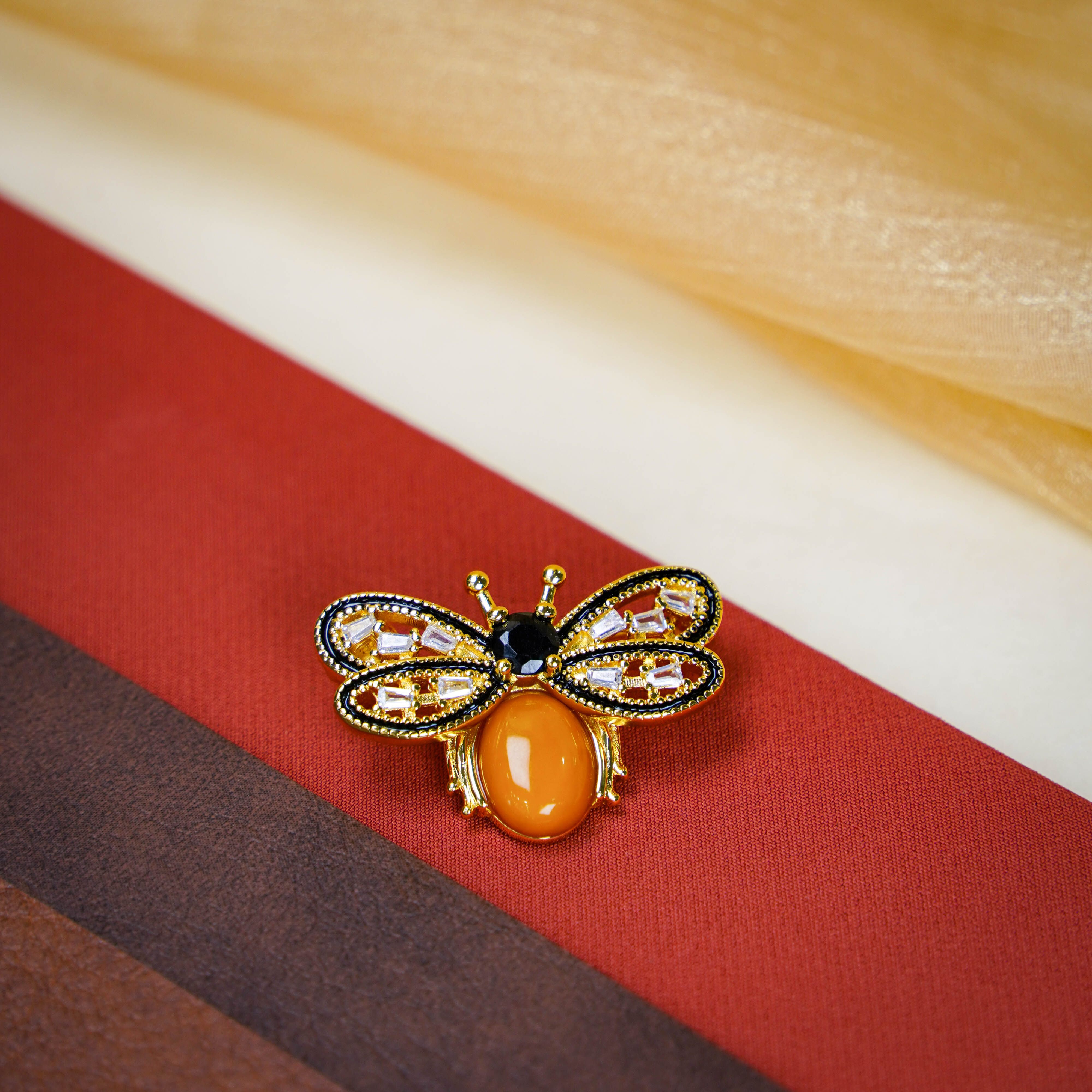 心悦印A02837琥珀老蜡胸针多样性发一）