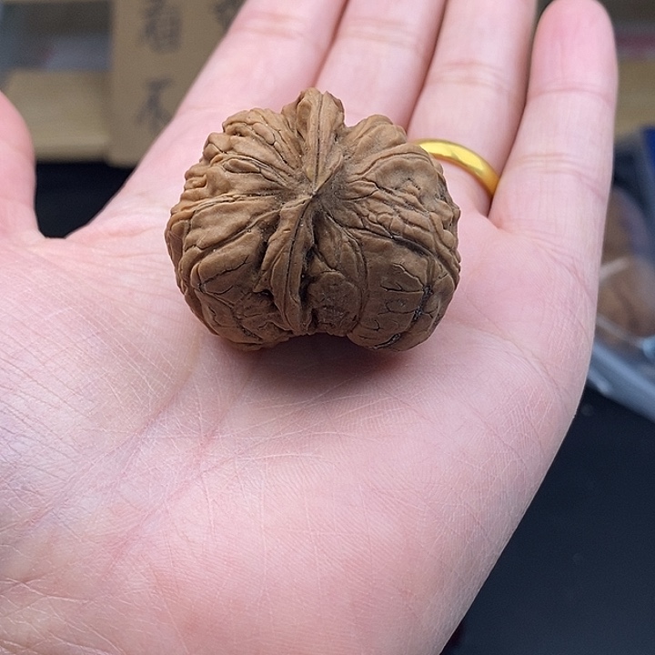 墨***～吊坠文玩核桃黄瑕疵不退不换