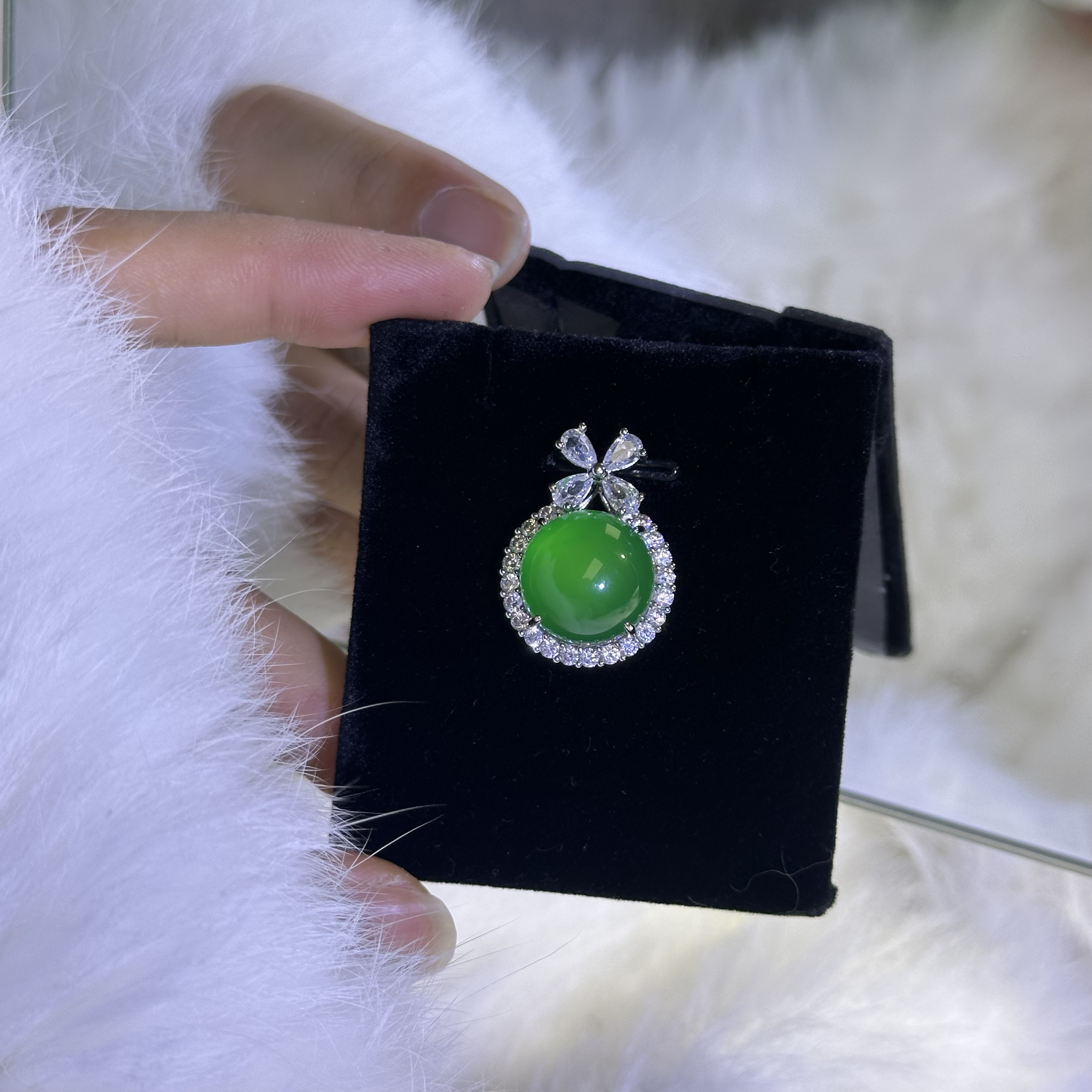 在逃公主阳绿鸽子蛋玉髓吊坠