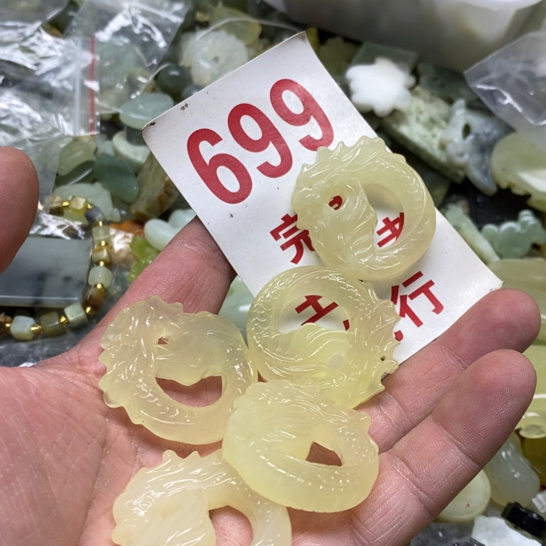 蛇纹石玉挂坠未镶嵌