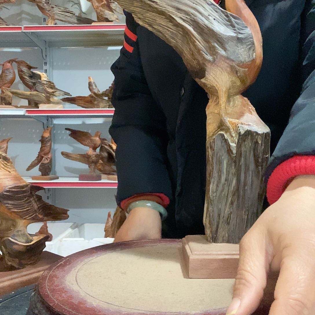 松木鲤***门琥珀木精美自然摆件