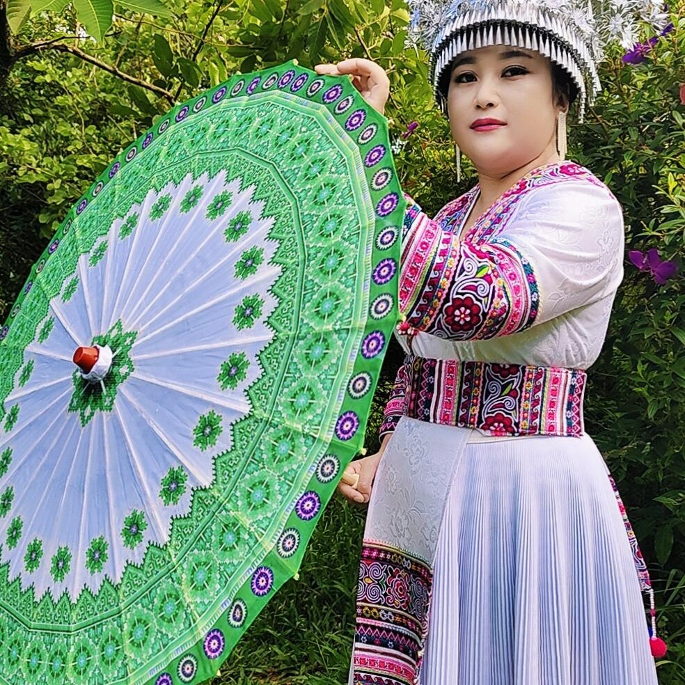 苗家清绿色花伞适合旅游打卡拍照摄影走秀跳舞记录美好生活