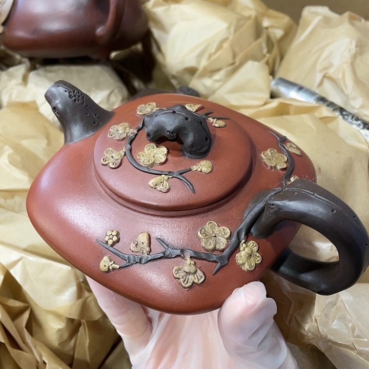 茶壶紫砂矿泥料，手工制作的一把紫砂壶。