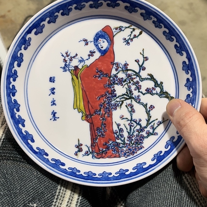 瓷片///////直径19厘米。红。