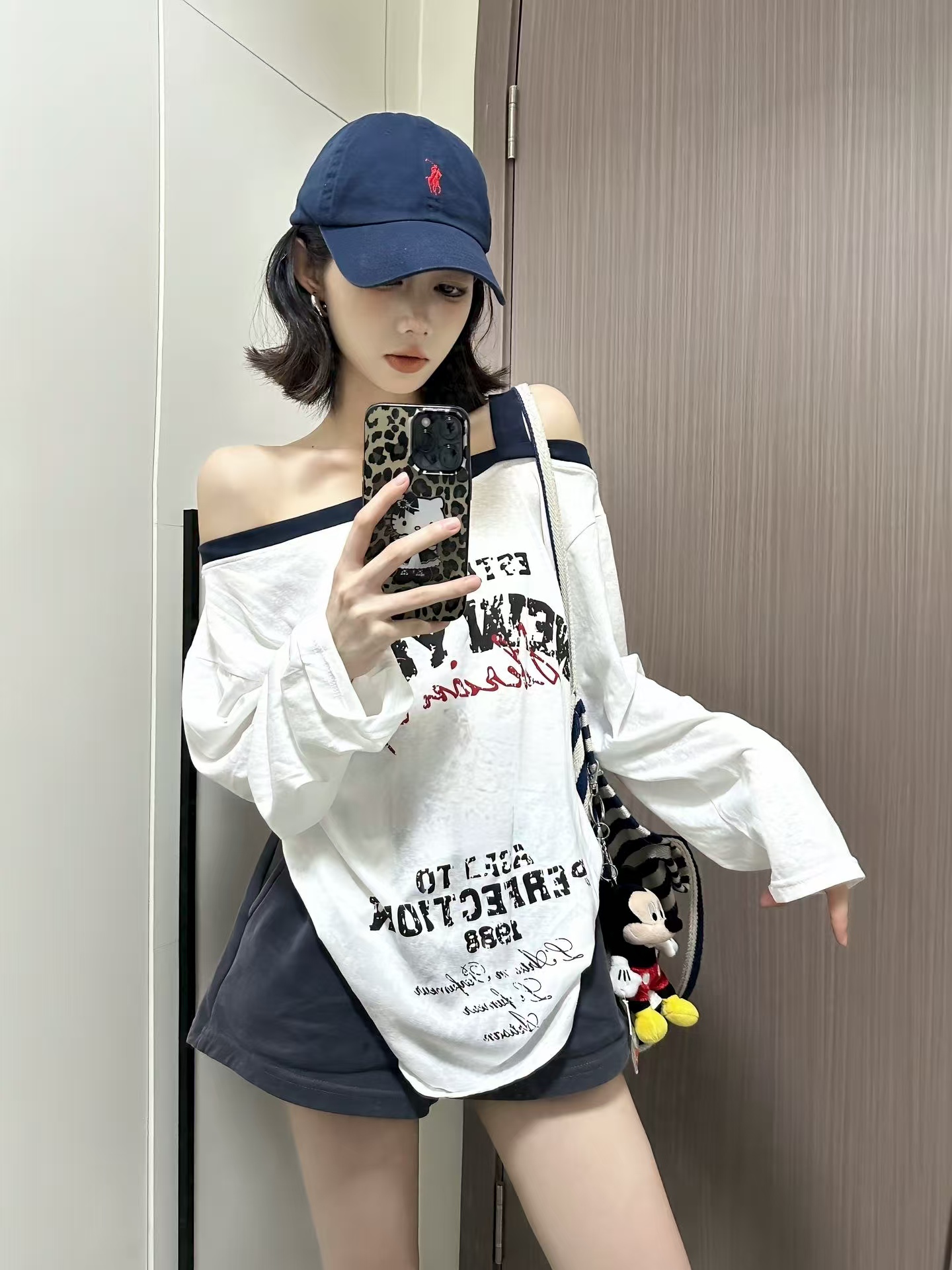 花生酱 美式辣妹斜肩T恤上衣女字母印花宽松露肩薄款长袖罩衫