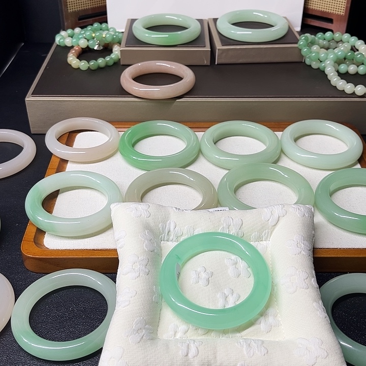 尹***m非金属伊宝国风时尚手镯北极冰东陵