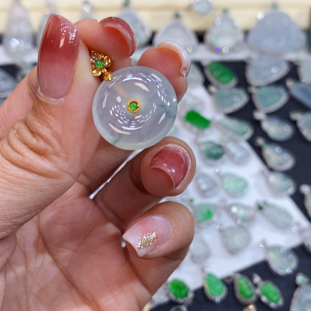 翡翠18K金镶嵌颈饰