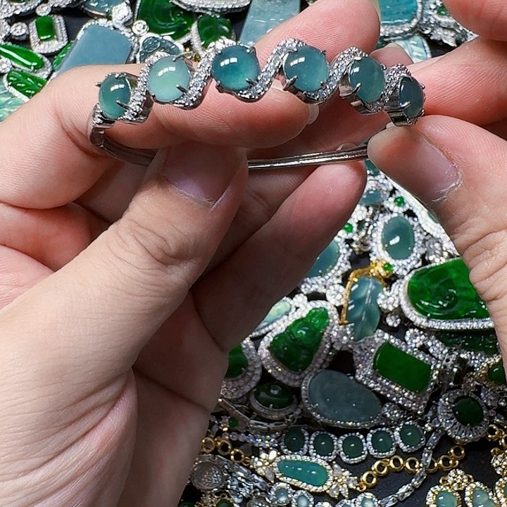 翡翠颈饰未镶嵌天然A货翡翠放漏