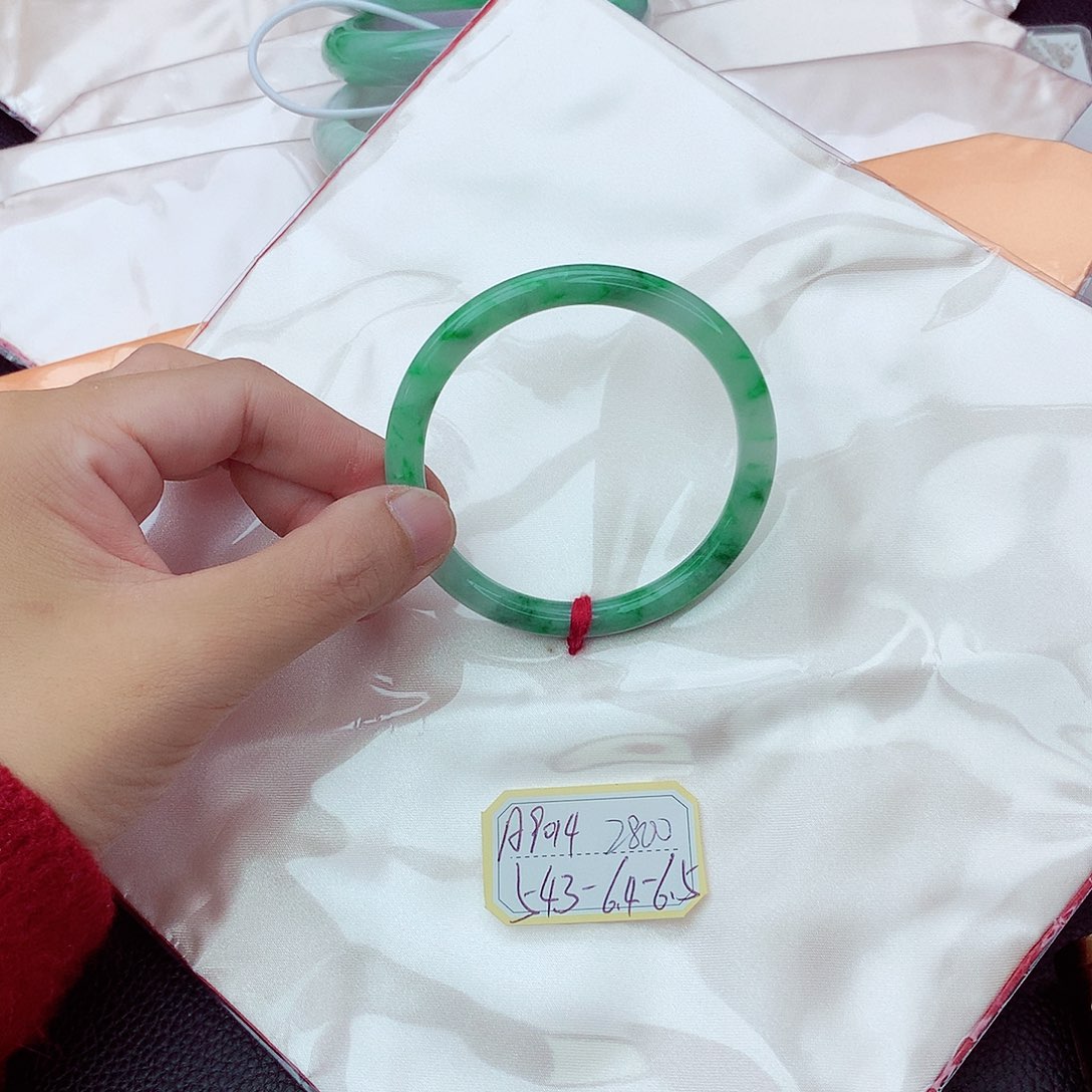 翡翠手镯未镶嵌翡翠