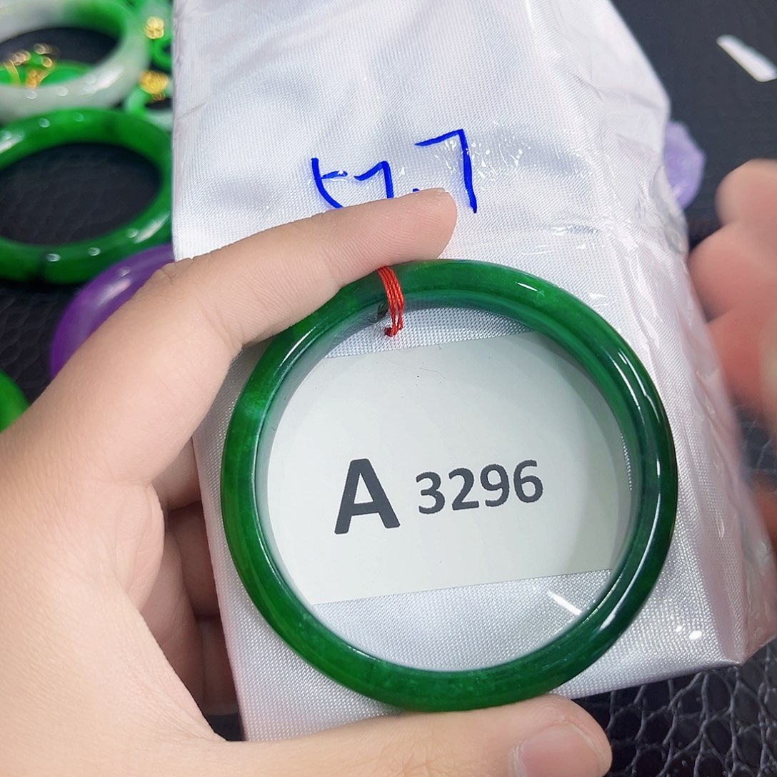 翡翠手镯未镶嵌多样性