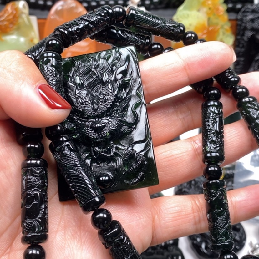 【闪购商品】蛇纹石玉颈饰未镶嵌执*