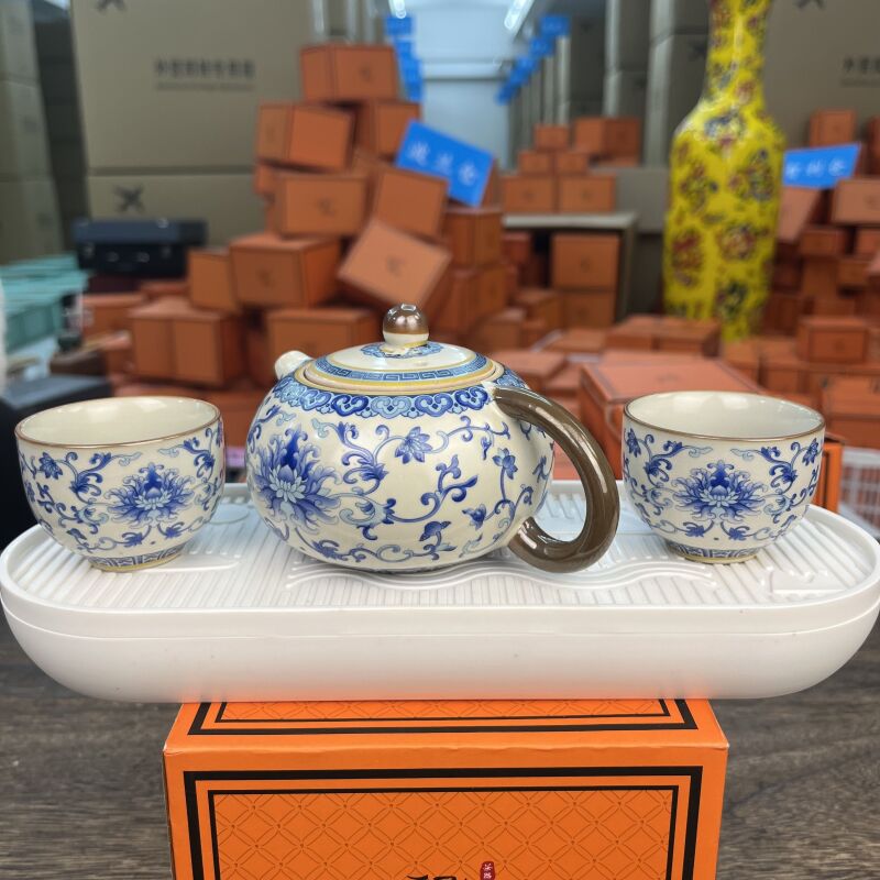 T188-缠枝莲如意壶带两杯加茶盘
