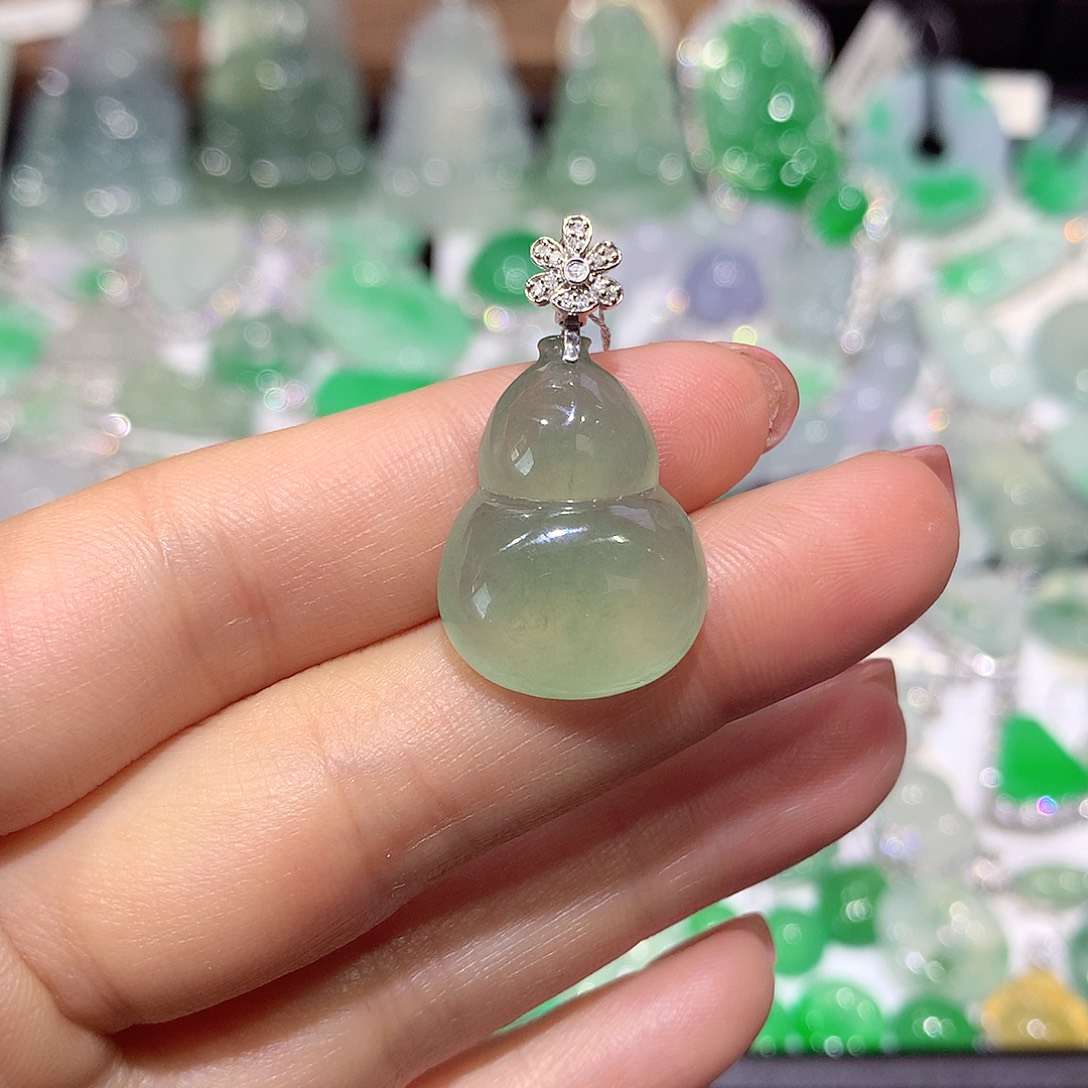 翡翠18K金镶嵌颈饰葫芦