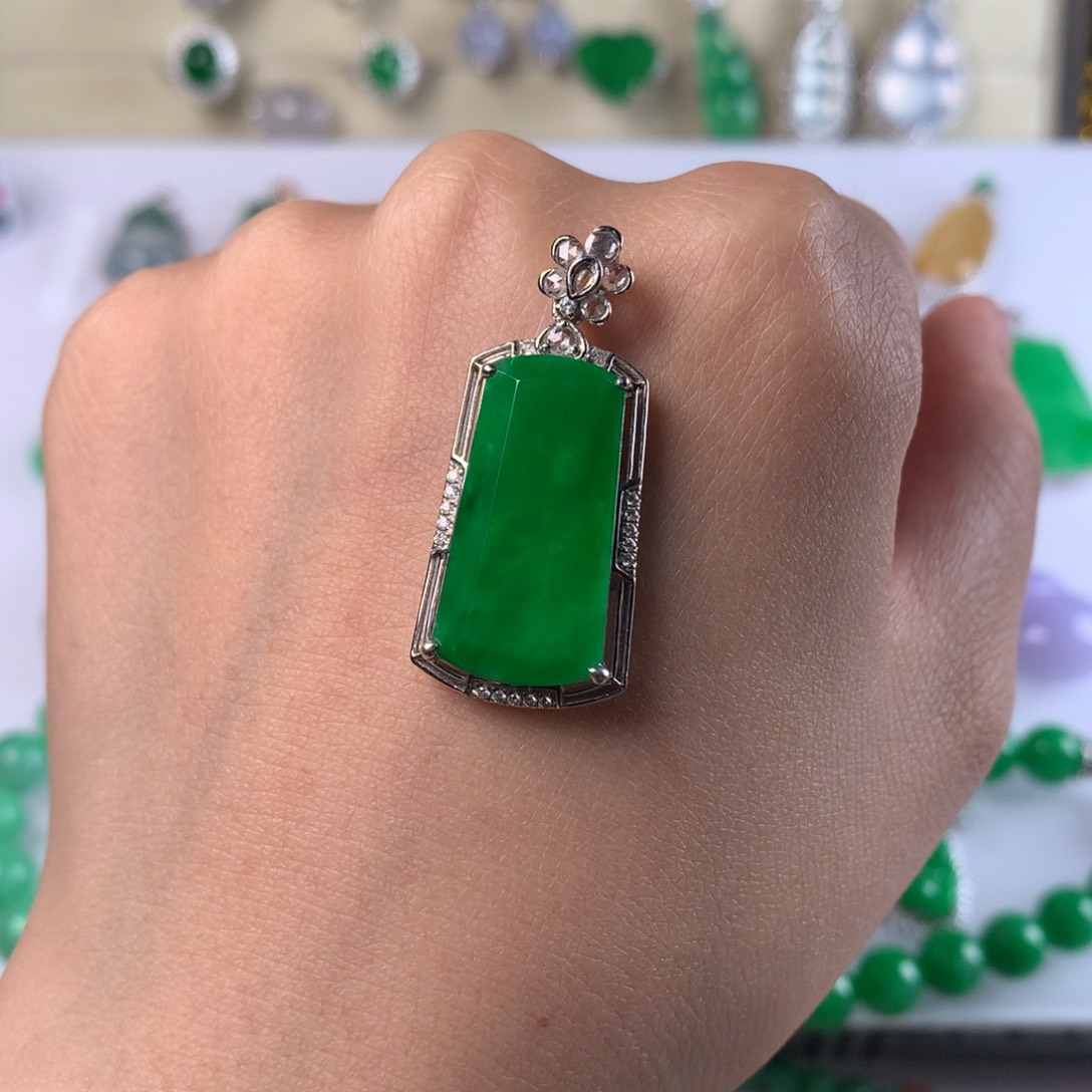 颈饰18K金镶嵌翡翠F**i吊坠