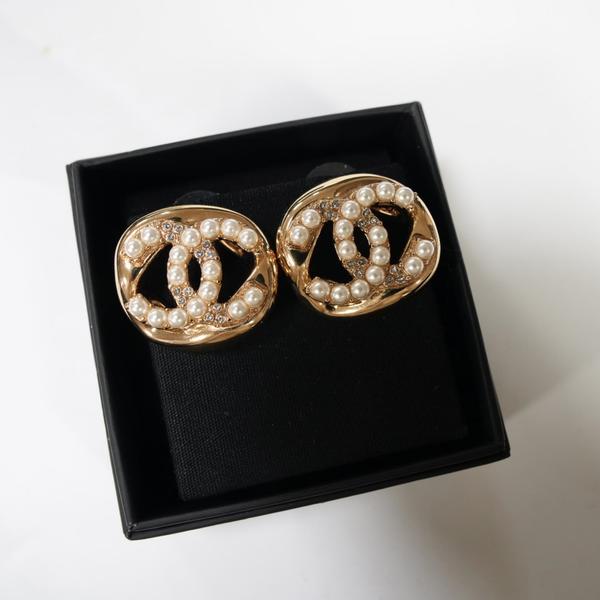 Chanel 镂空珍珠双C圆形耳钉