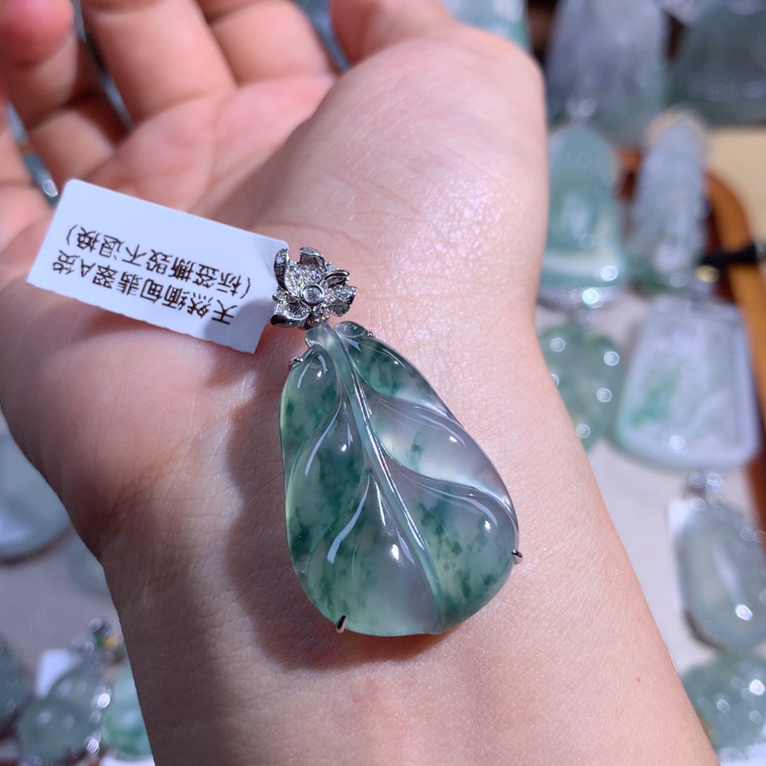 翡翠颈饰18K金镶嵌叶子