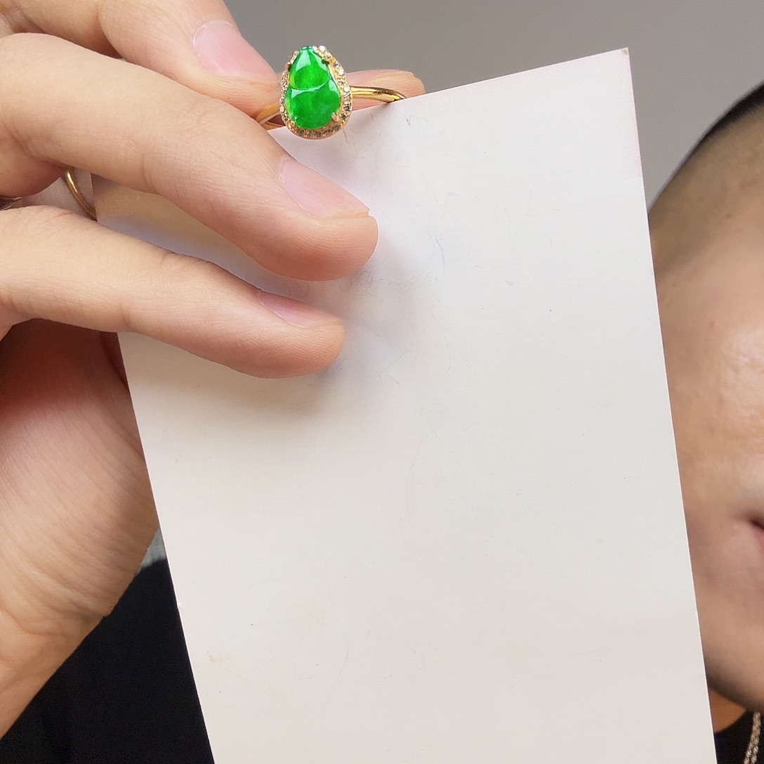 翡翠未镶嵌颈饰一件