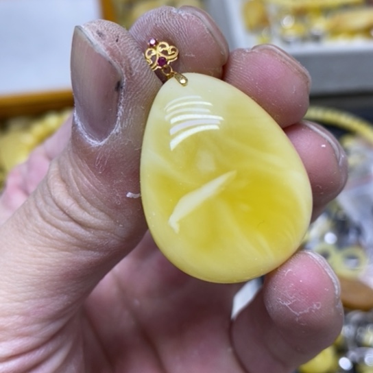蜜蜡裸石18K金镶嵌吊坠