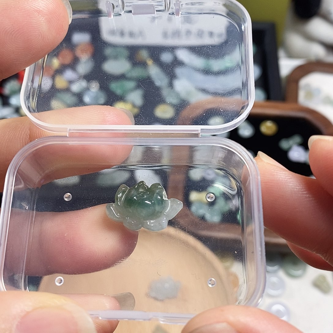 大***鹏翡翠未镶嵌颈饰小滴溜