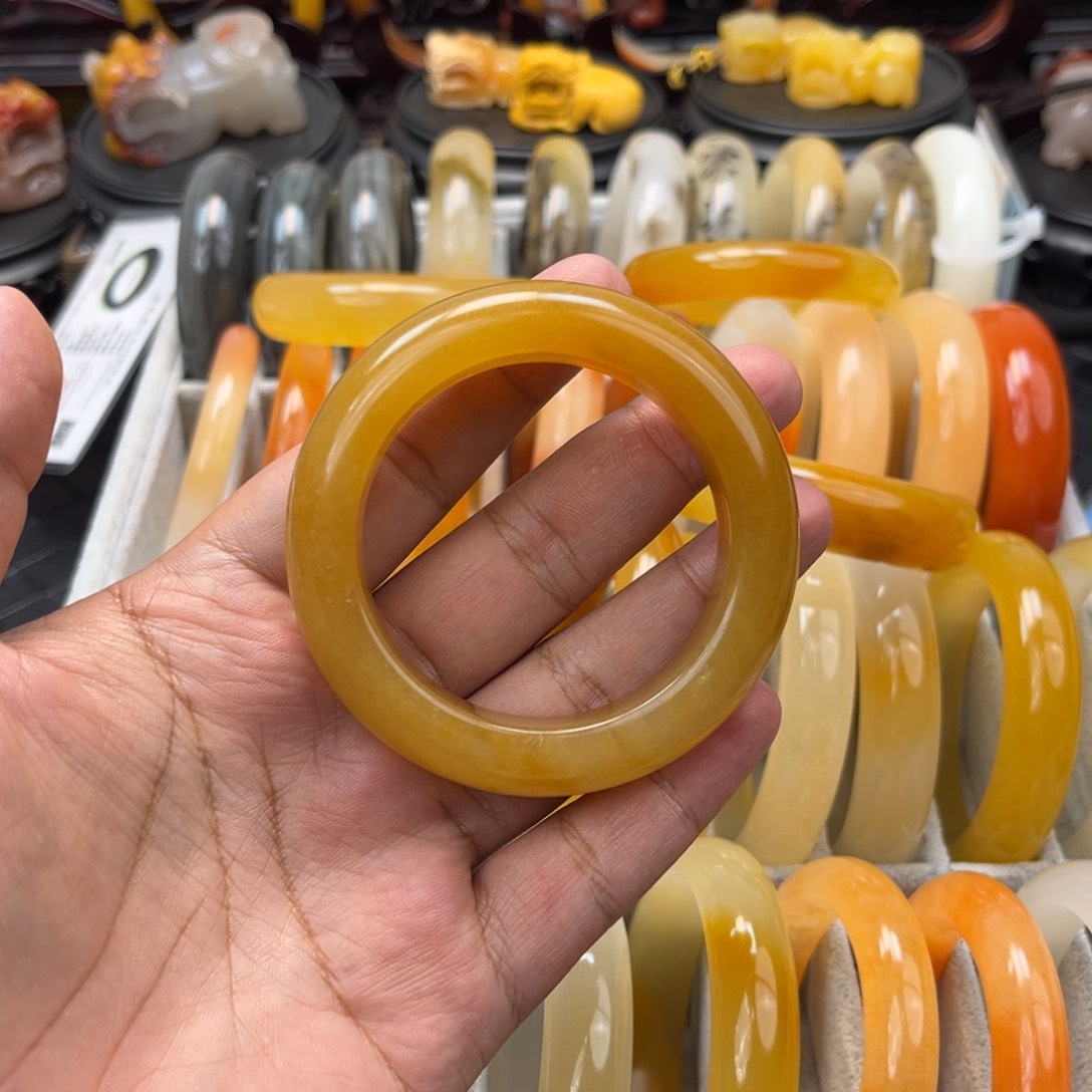 石英质玉（黄龙玉）手镯未镶嵌秋