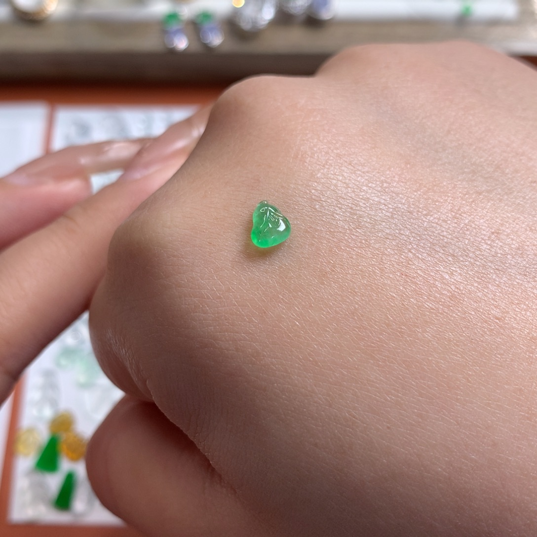 翡翠未镶嵌颈饰玉兰花（大）