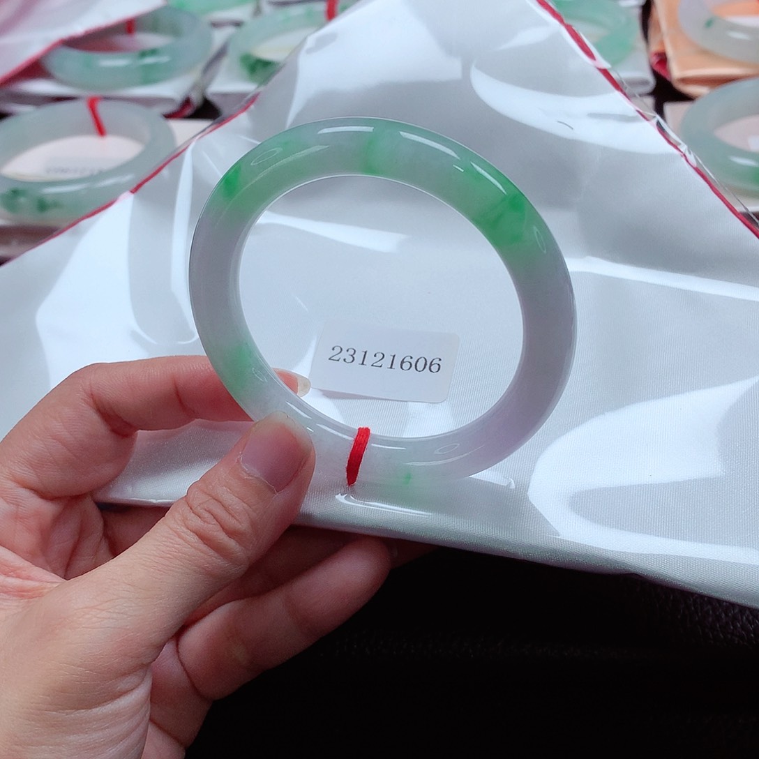 翡翠手镯（圆镯）未镶嵌天然A货翡翠手镯