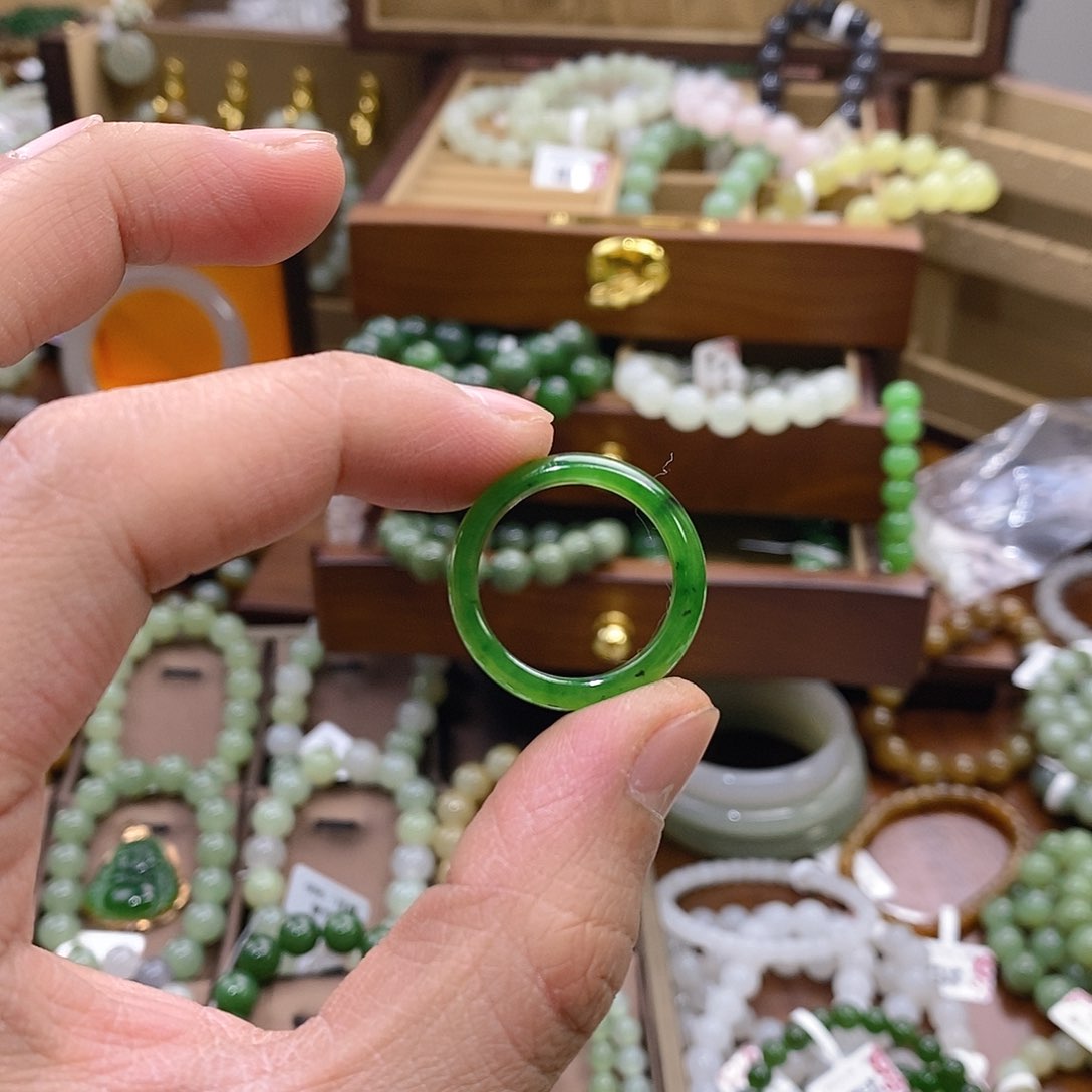 和田玉未镶嵌碧玉戒圈