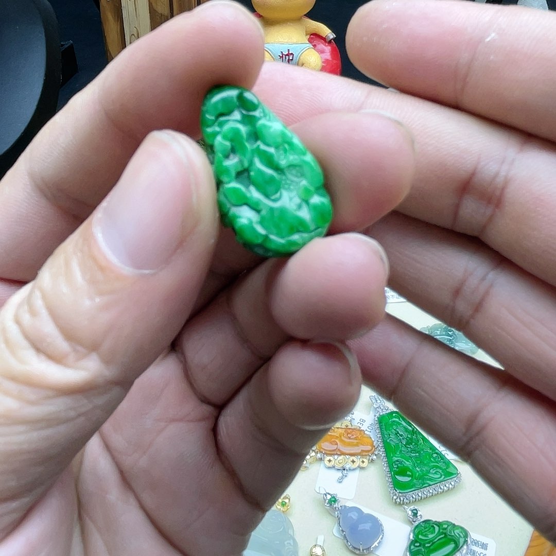 翡翠颈饰未镶嵌回流