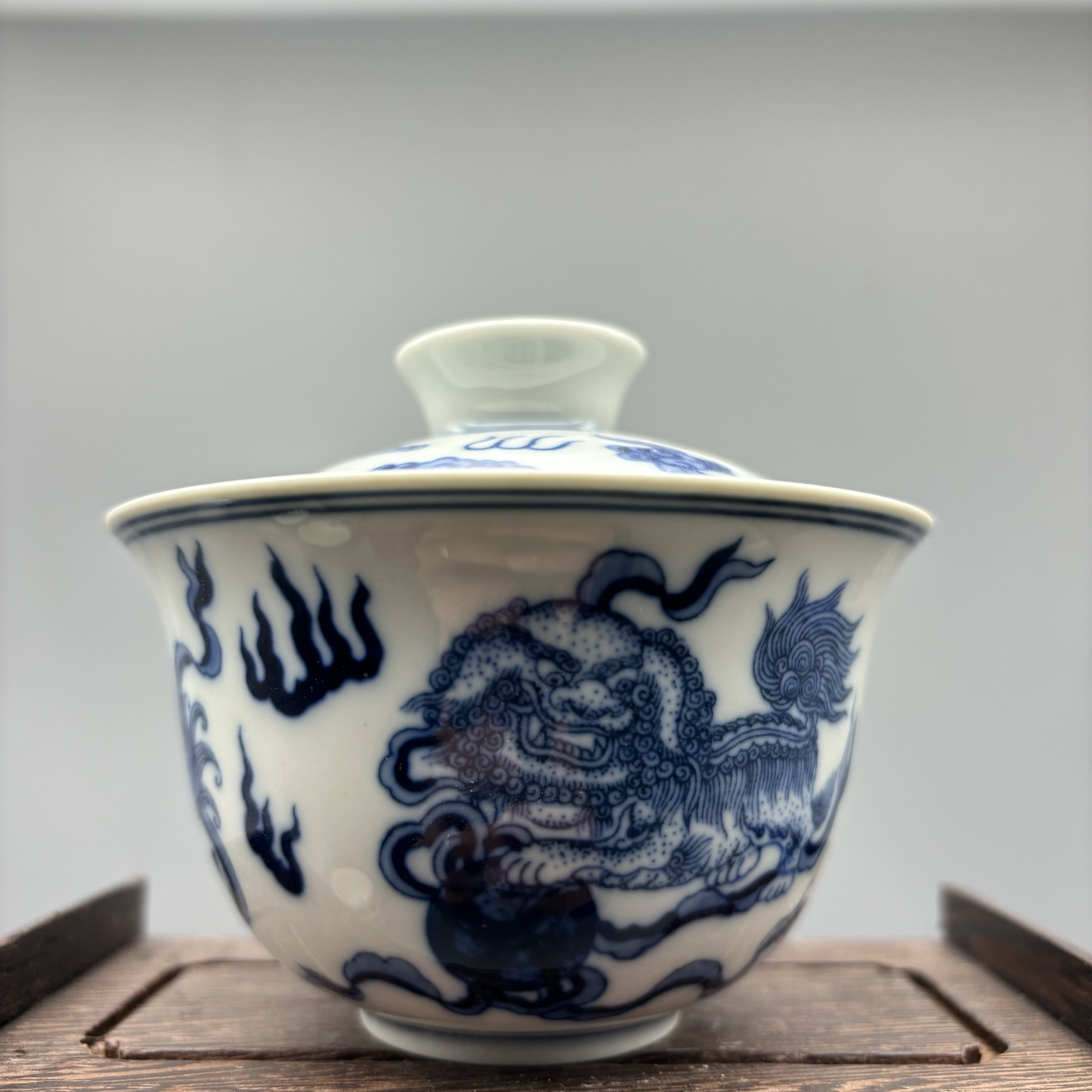 景德镇高温釉下青花狮子滚绣球两才盖碗