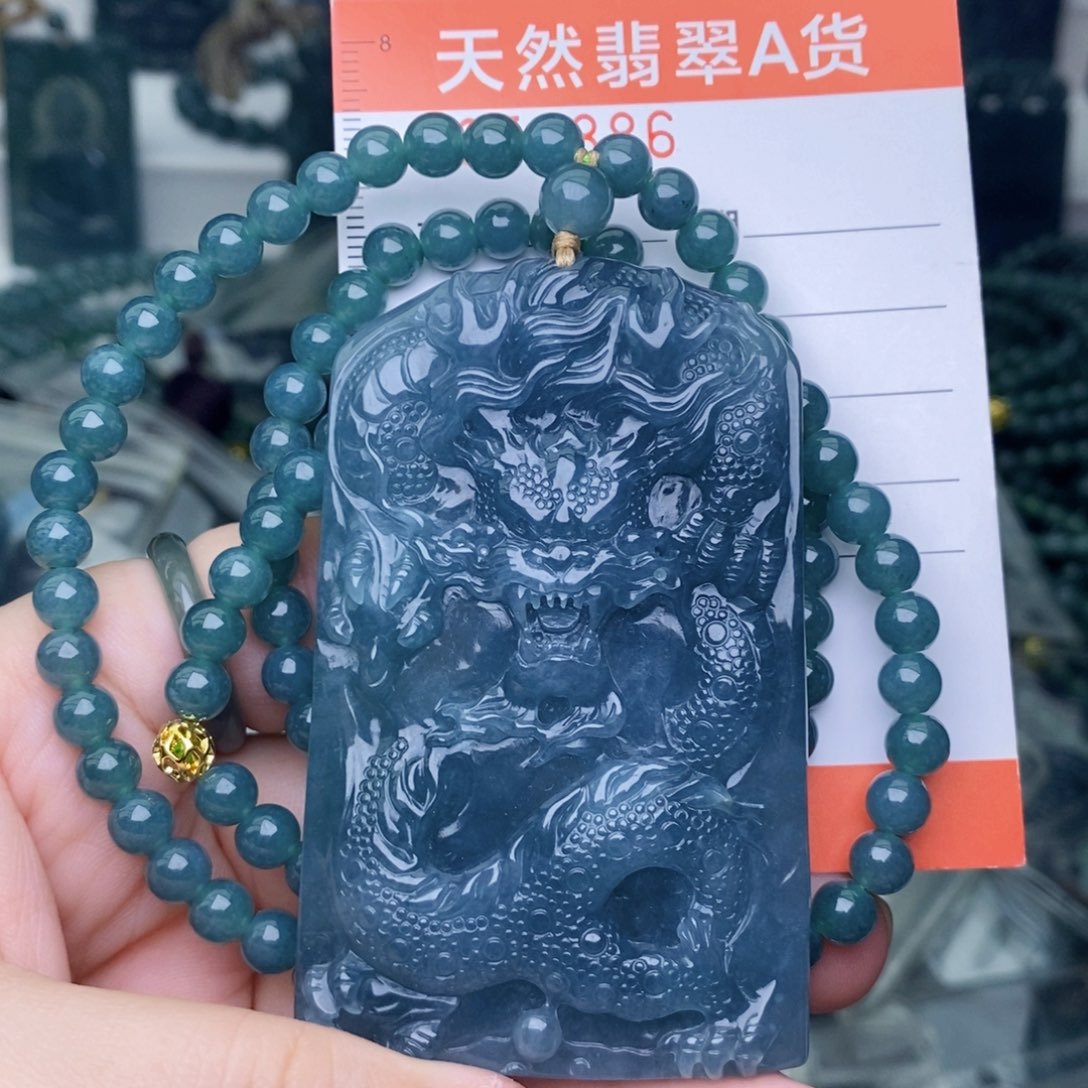 翡翠未镶嵌颈饰             