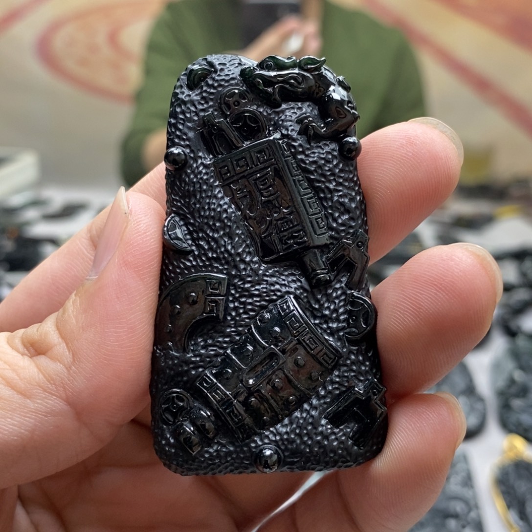 翡翠未镶嵌颈饰八破图