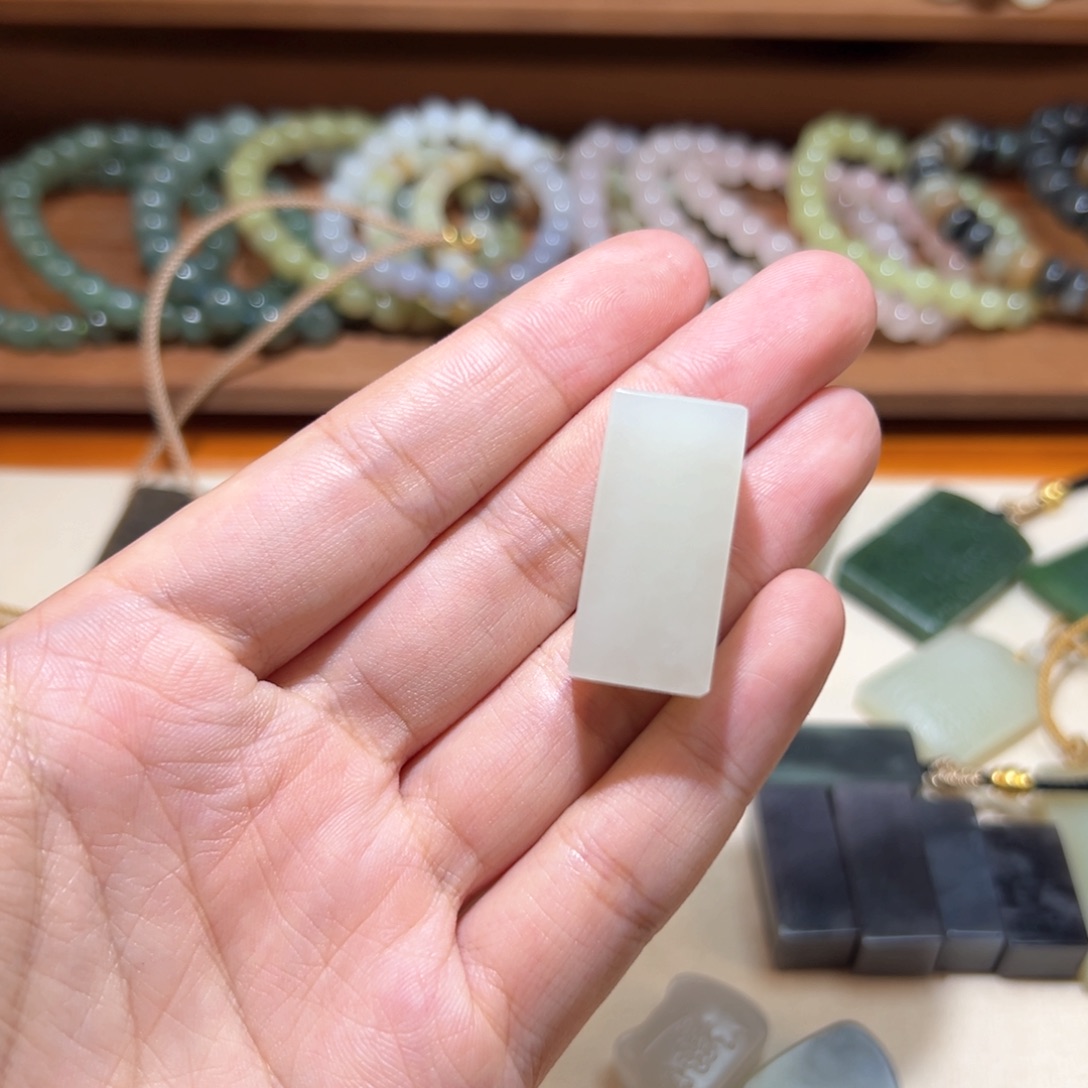 一***水和田玉未镶嵌颈饰