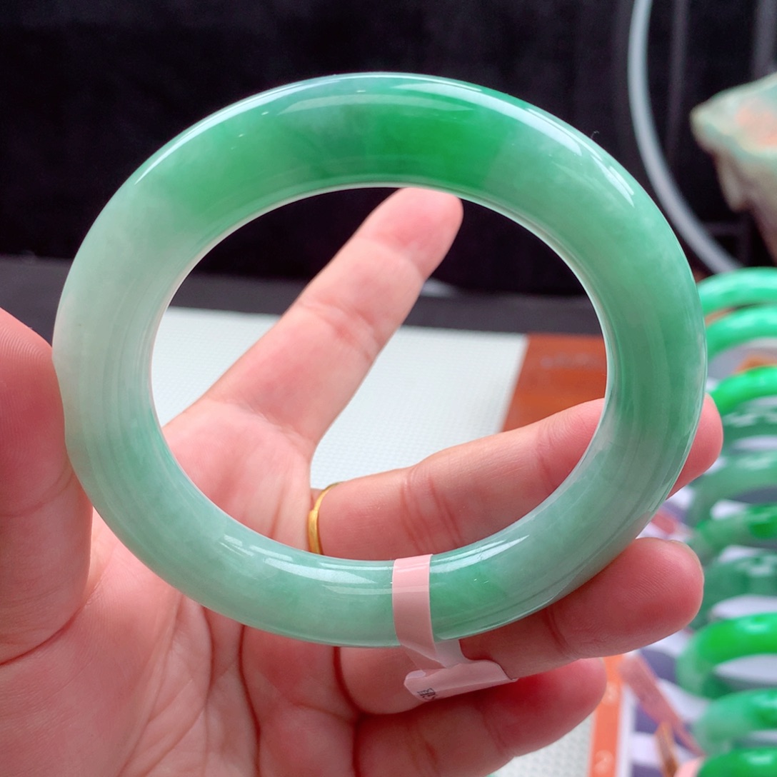 翡翠手镯未镶嵌翡翠