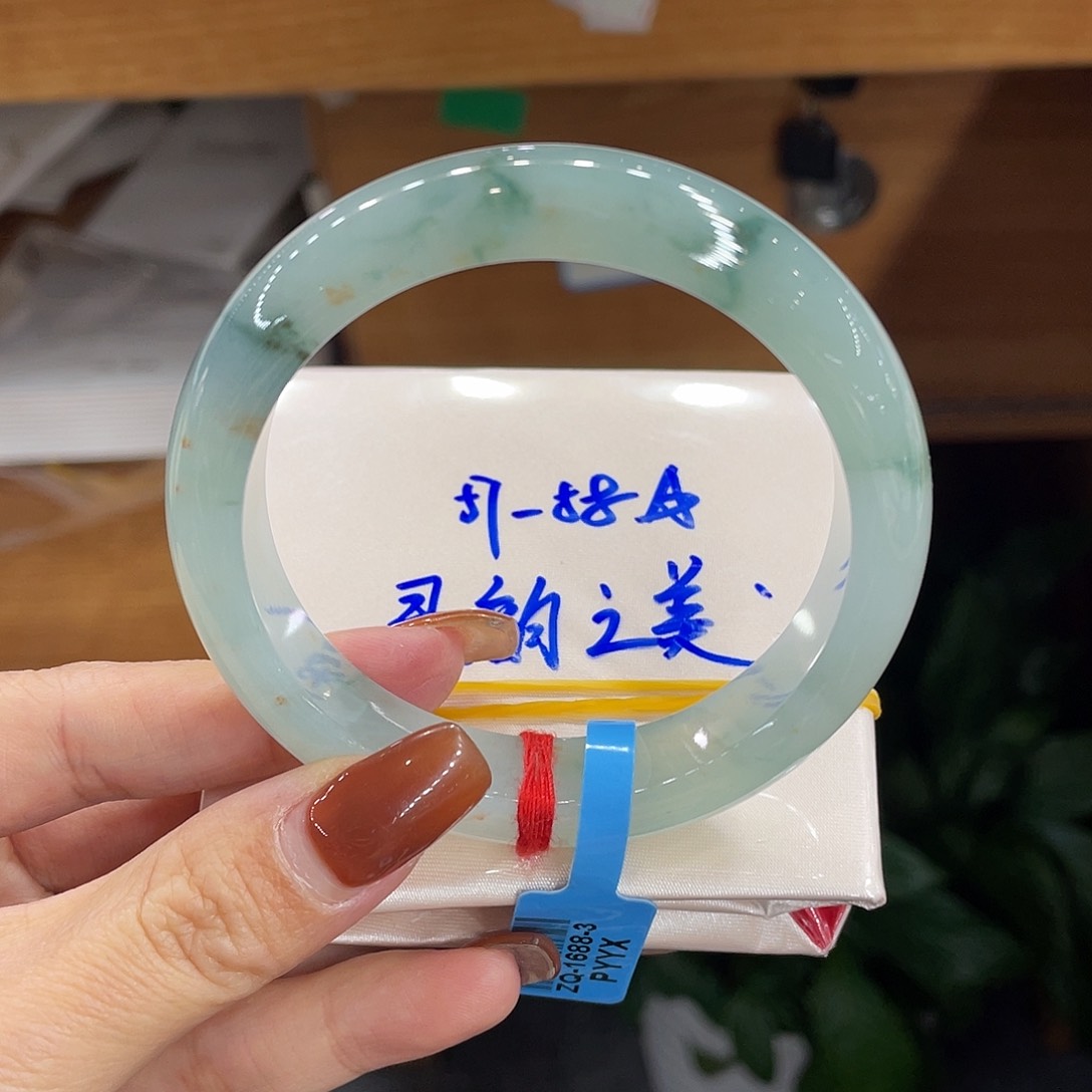 翡翠手镯未镶嵌天然翡翠