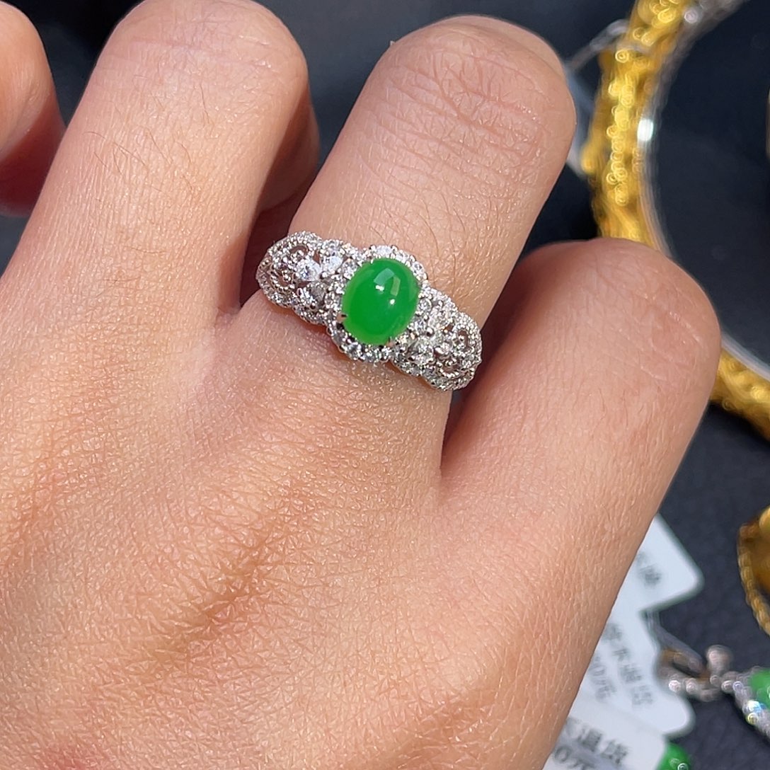 翡翠18K金镶嵌戒指蛋面