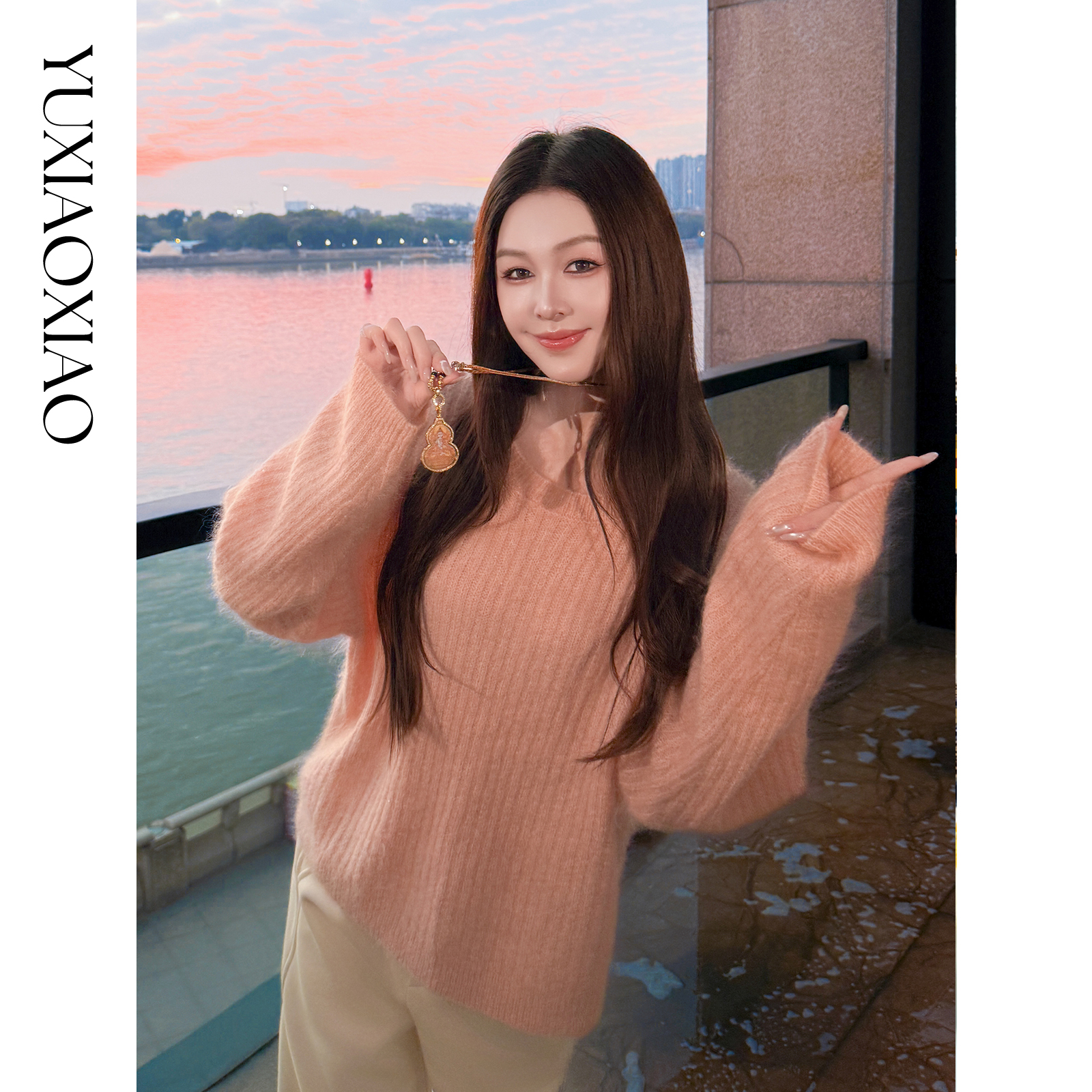 余潇潇【暮光私语】蓬松柔软马海毛羊驼毛羊毛混纺圆领慵懒落肩毛衣