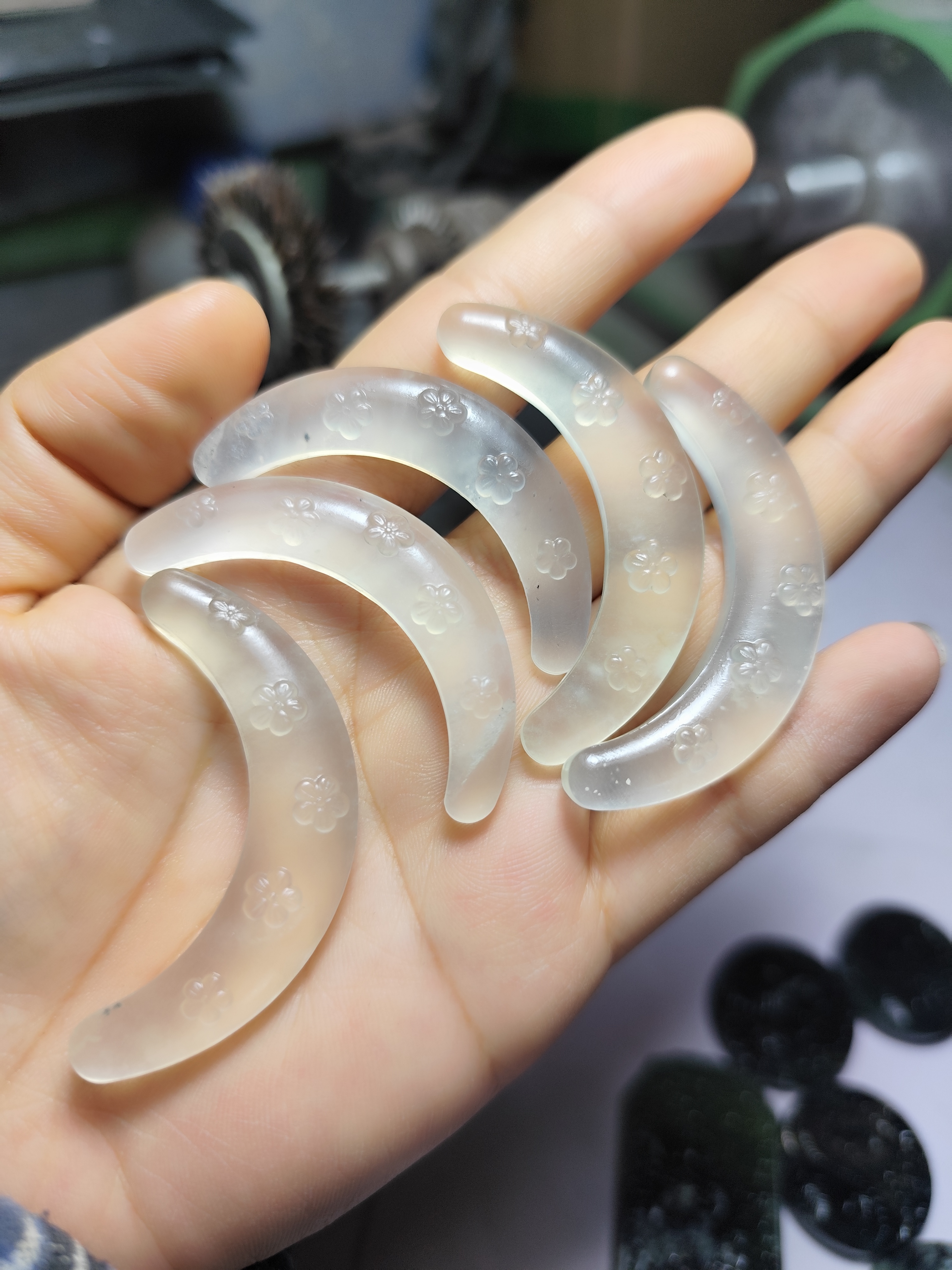 岫玉月亮玉衡吊坠，白冰小梅花装饰