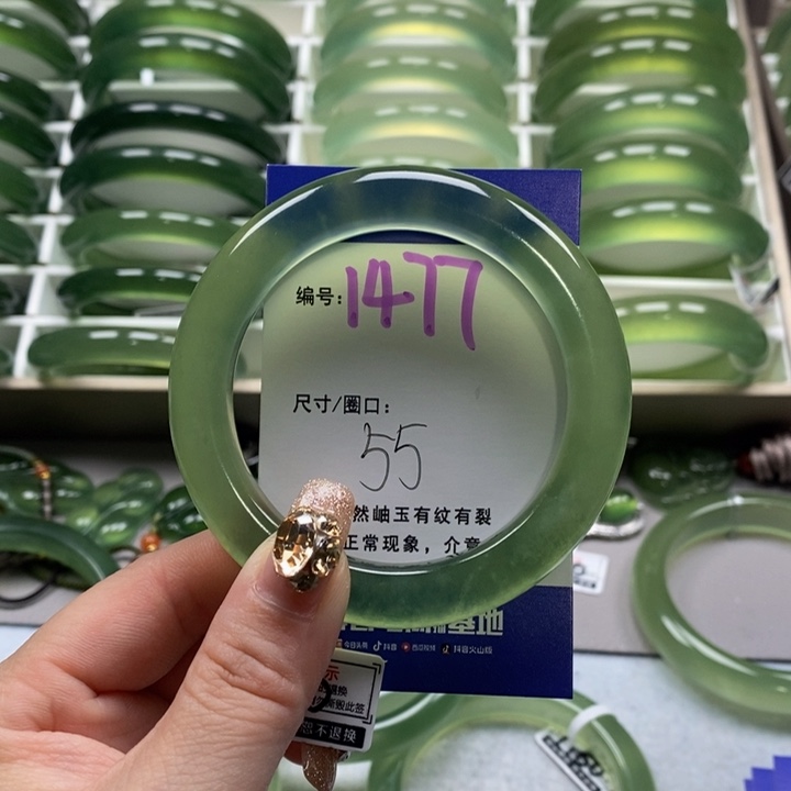 蛇纹石玉手镯未镶嵌别****。