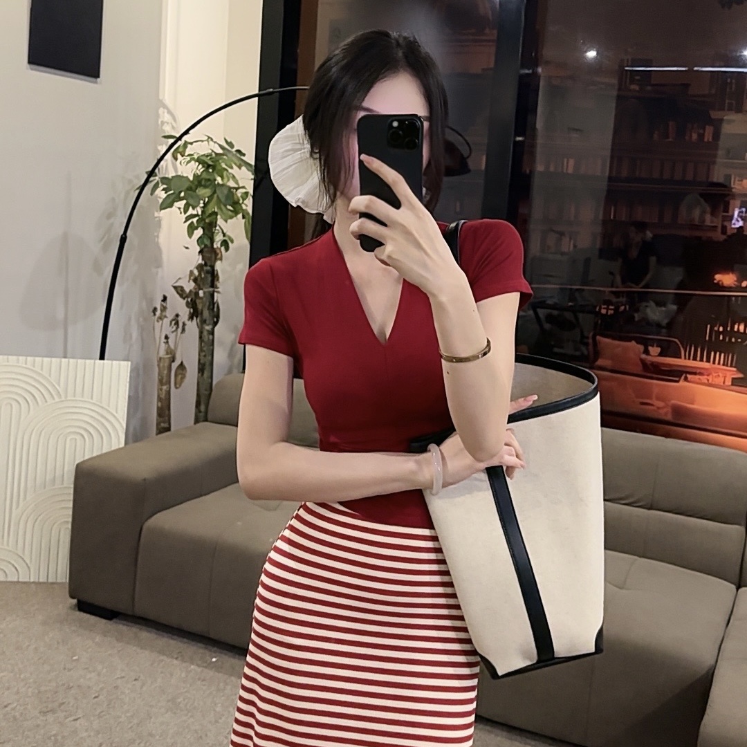 【OS&oneshow】夏日慵懒感红色短袖上衣高腰显瘦条纹半身裙休闲套装