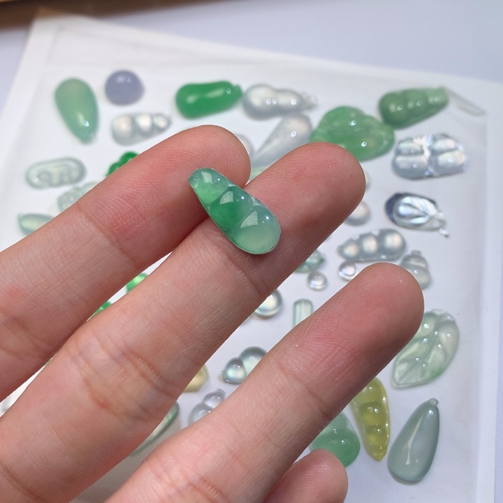 翡翠未镶嵌吊坠(不含链)豆